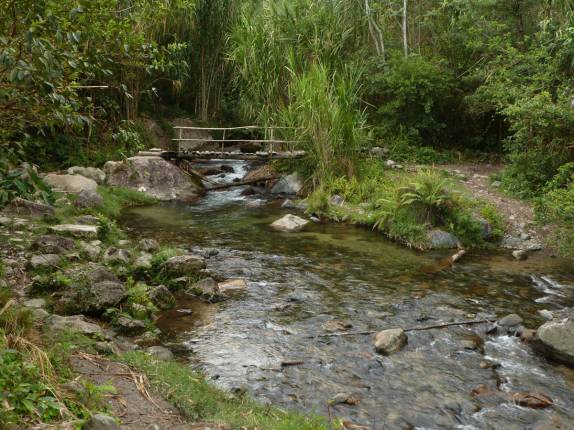 Um rio refrescante na trilha do Pico Duarte, na República Dominicana